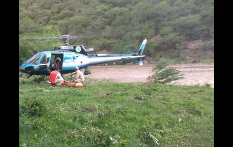 Se requirió apoyo del helicóptero Zeus para extraer el cuerpo de la barranca. ESPECIAL / Bomberos de Guadalajara