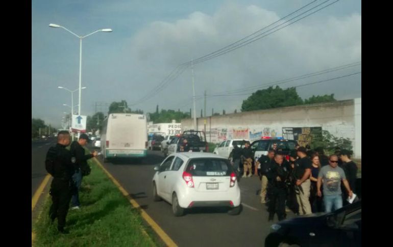 A la altura de Camino Real a Colima y Camino a Las Pomas, tripulantes de un par de vehículos lo interceptan y le disparan. ESPECIAL /