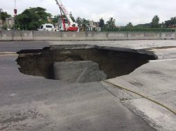 La SCT precisó en un comunicado que el socavón tiene cinco metros de profundidad y siete de diámetro. TWITTER / @PoliciaFedMx