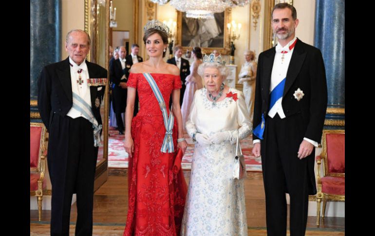 Los monarcas españoles asisten a un banquete de estado en la sala de bailes del Palacio de Buckingham. EFE /