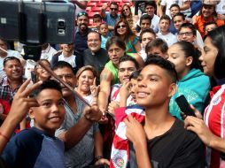 El 'Pelado' toma él mismo la selfie con los jóvenes aficionados del Guadalajara. EL INFORMADOR / M. A. Vargas López