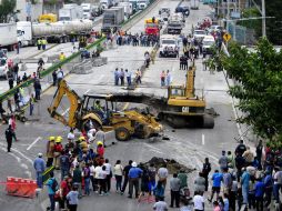 El socavón se produjo por las lluvias que reblandecieron una obra de reparación en el Paso Express. AP / T. Rivera