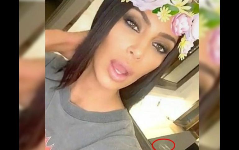 Kardashian señaló que la mesa era de mármol, por lo que las líneas eran parte de ella. INSTAGRAM / kimkardashian