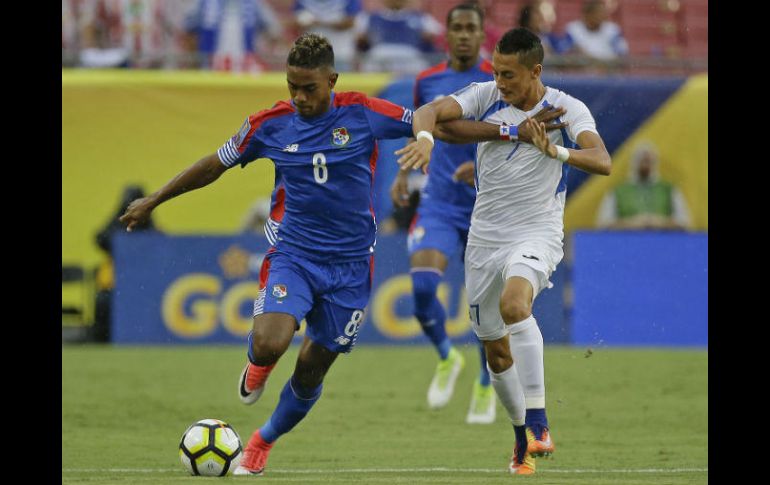 Carlos Chavarría (d) fue el autor de este primer gol para Nicaragua en el torneo. AP / J. Raoux