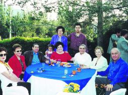 Enrique y Mila Dau festejando con amigos. ESPECIAL /