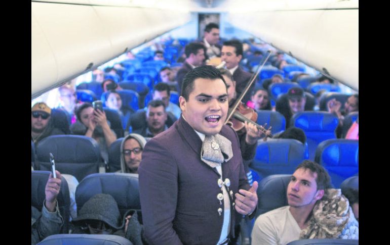 Los pasajeros del primer vuelo fueron recibidos con mariachi. ESPECIAL /
