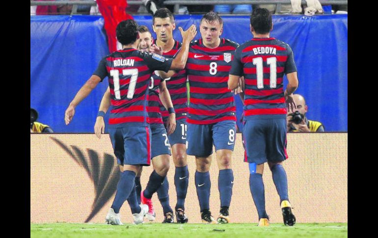 Jordan Morris (#8) es felicitado por sus compañeros de la Selección de Estados Unidos después de anotar su primer gol contra Martinica. AP /