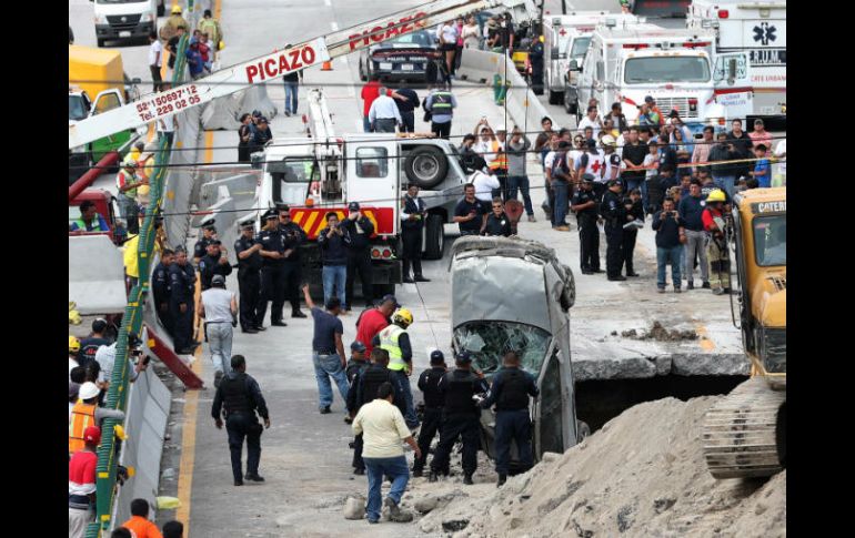 El miércoles, los dos ocupantes de un auto que cayó en el socavón del Paso Express fallecieron. SUN / V. Rosas