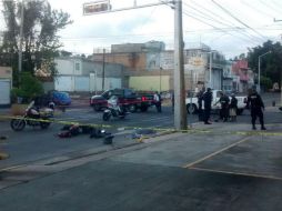 Al parecer el motociclista fue embestido por un automóvil. ESPECIAL /