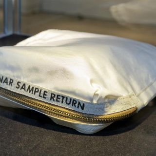 Subastarán polvo lunar recogido por Neil Armstrong