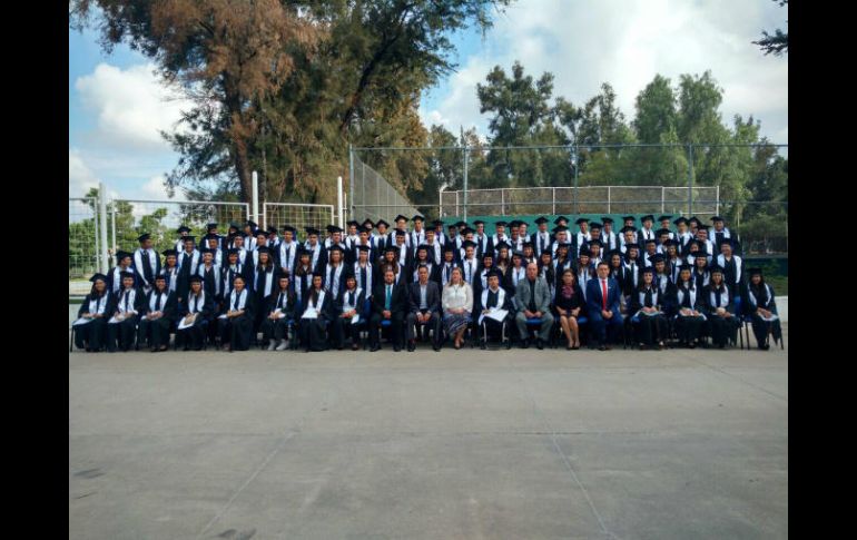 Al finalizar el acto protocolario, los 178 alumnos posaron junto a las autoridades del Code Jalisco para la fotografía oficial. TWITTER / @AndreMarxCode