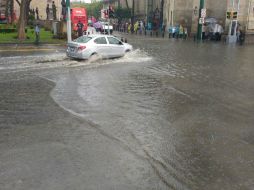 Así quedó el cruce de avenida Hidalgo y Alcalde tras la lluvia. EL INFORMADOR /