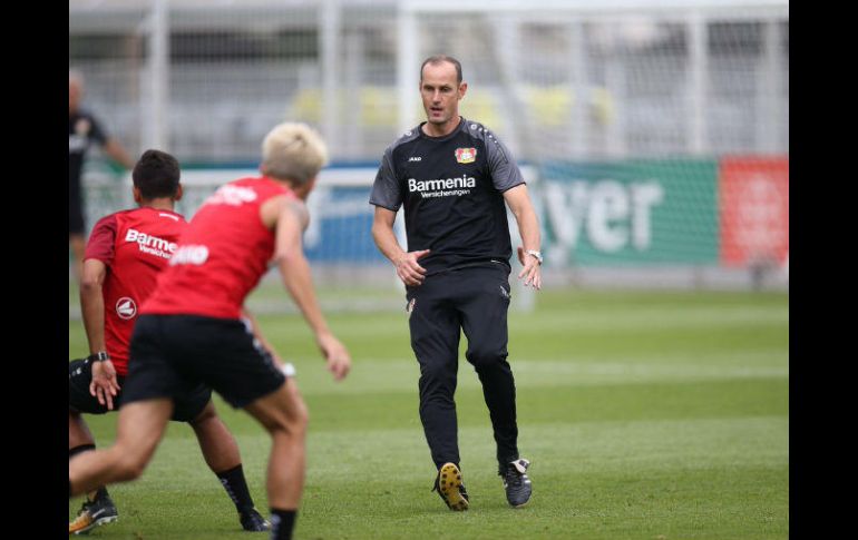 'Las cosas pronto serán claras', sentencia el entrenador acerca de la posible salida de Hernández. TWITTER / bayer04fussball