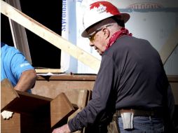 Carter, conocido por su labor humanitaria, se unió a la organización que construye 150 casas para personas necesitadas en Canadá. AP / S. Franz