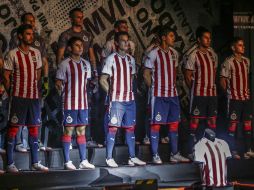 La nueva playera rojiblanca cuenta con cambios notables: en las mangas y el cuello, además de las tradicionales rayas rojas. EL INFORMADOR / F. Atilano