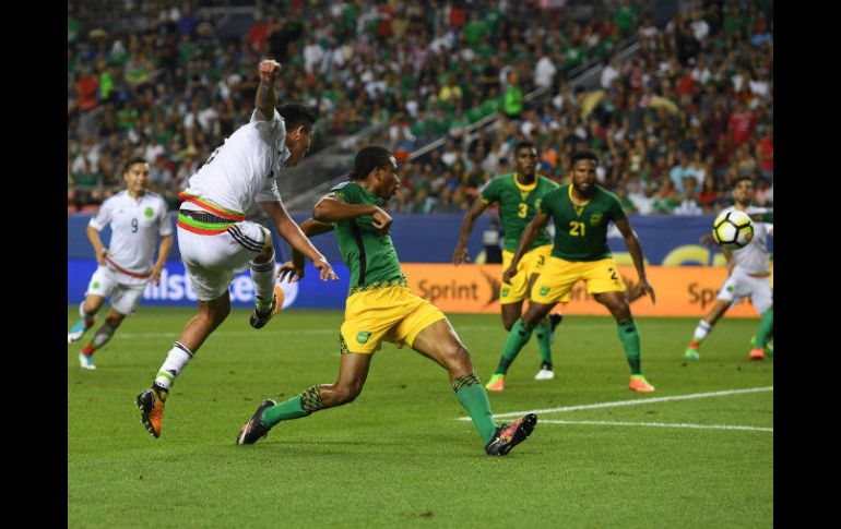 Edson Álvarez intentó varias veces su disparo, pero no estuvo fino. AFP / M. Ralston