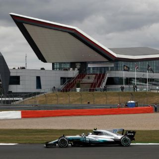Bottas, el más rápido en prácticas libres en Gran Bretaña