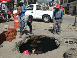 Los hombres, al interior del socavón, no alcanzan a ''tocar'' el suelo de la avenida con sus cabezas. TWITTER / @Ecatepec