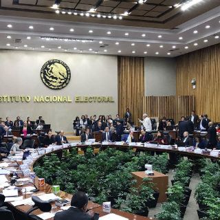 El INE sanciona gastos en monederos rosas en Coahuila