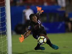 Luis López, de Honduras. Ambos arqueros se lucieron y con sus lances evitaron la caída de su marco. AFP /  R. Martínez