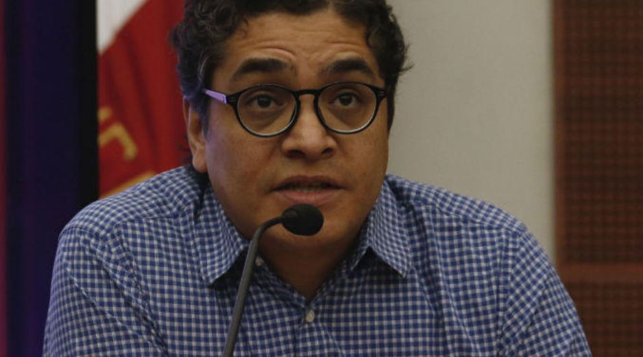 El editor Gerardo Villadelángel presenta el ejemplar con el que compitió en Semana Negra de Gijón. ESPECIAL /