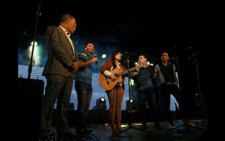 Jaqueline Campos Reyes, de 22 años, en el escenario cantando con La Arrolladora. EL INFORMADOR / E. Barrera
