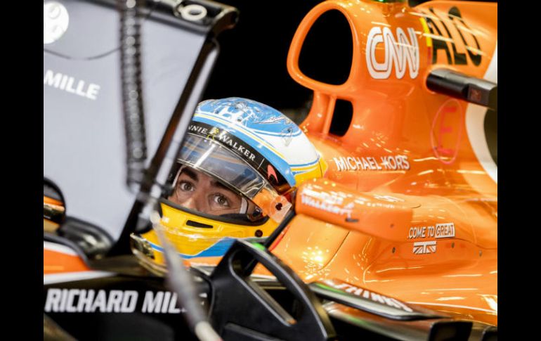 La sustitución de los neumáticos resultó clave para que el dos veces campeón del mundo avanzara en primer lugar de la clasificación. EFE / V. Xhemaj