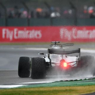 Lewis Hamilton mejora y lidera la Q2 en Silverstone