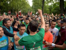 Enrique Peña Nieto inició la séptima carrera de Molino del Rey, en la que el Mandatario recorrió 10 kilómetros. FACEBOOK / Presidencia de la República
