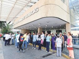 Algunas personas esperan atención médica a las afueras de un hospital privado en Caracas. SUN / J. Serratos