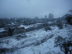 Los barrios altos se plegaron al paisaje de la imponente Cordillera de los Andes con árboles y senderos cubiertos de nieve. EFE / E. González