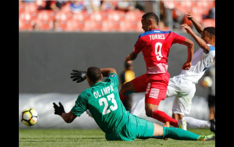 Gabriel Torres anota el tercer tanto para la Selección canalera. AFP / J. LaPrete