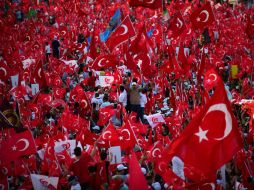 Miles de turcos ondeaban las banderas del país durante la marcha de la unidad nacional en Estambul. AFP / Y. Akgul