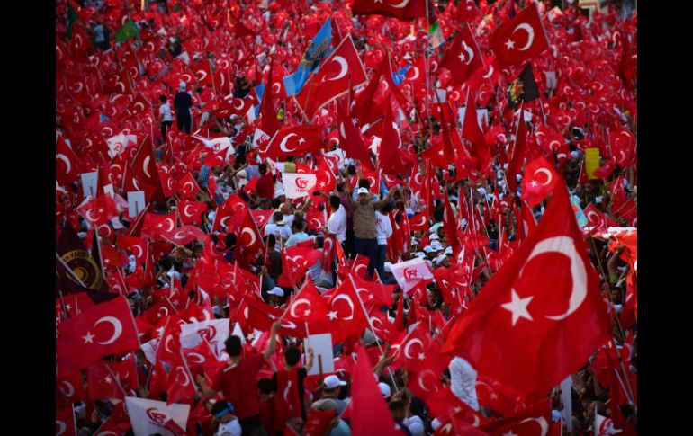Miles de turcos ondeaban las banderas del país durante la marcha de la unidad nacional en Estambul. AFP / Y. Akgul