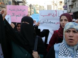 Personas se manifiestaron contra el cierre de la Explanada de las Mezquitas luego de que este fuera aunciado. EFE / A. Abdo