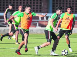 Rodolfo Pizarro conduce la pelota con la marca de Jesús Molina, en la práctica del Tricolor. Por el rival, se espera que México golee. EFE /