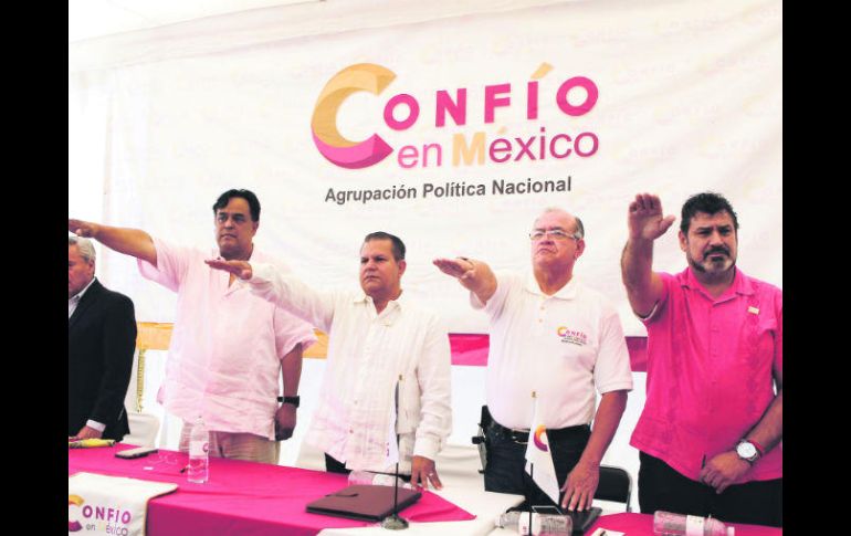 Salvador Cosío Gaona (segundo a la izquierda), rindió protesta como presidente del nuevo organismo político. EL INFORMADOR / A. Camacho