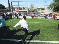 Inauguración. El alcalde dio la patada inicial en el acto de entrega de remodelación y equipamiento para la comunidad. ESPECIAL /