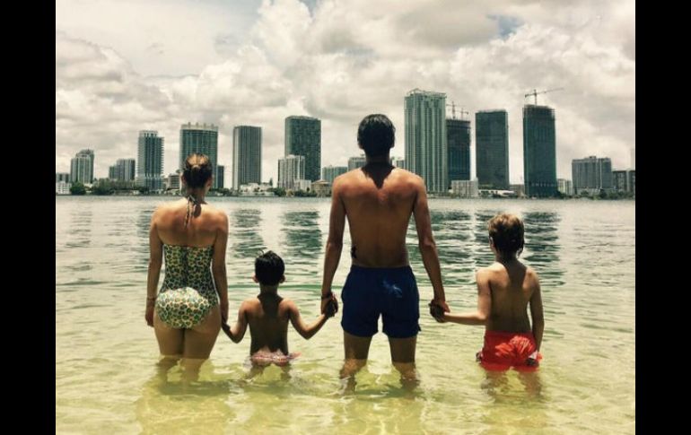 En la imagen se ve a los cuatro en el mar, de espaldas. INSTAGRAM / ingridcoronadomx