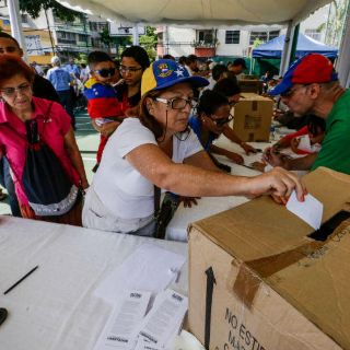 Mueren dos durante consulta popular en Venezuela