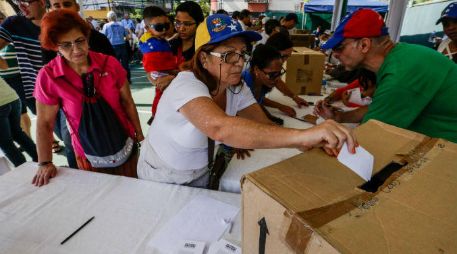 La consulta popular opositora es sobre la Asamblea Constituyente impulsada por el presidente Nicolás Maduro. EFE / C. Hernández
