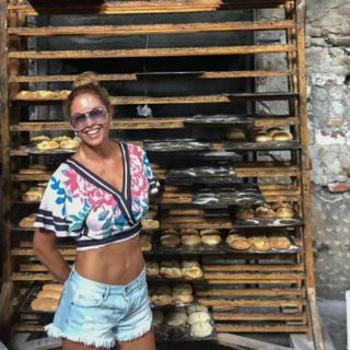 Lucero muestra su abdomen plano