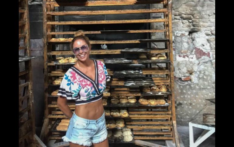 En la imagen sale con un short y una blusa que deja ver su abdomen. INSTAGRAM / luceromexico