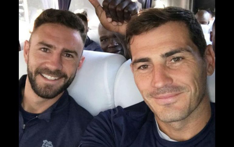 Migual Layún junto a Íker Casillas, en el autobús que los llevaría al Estadio Azul para la práctica del equipo. INSTAGRAM / @miguel_layun