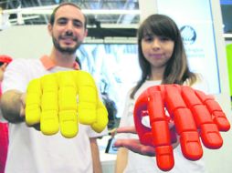 Equipo. Santiago de Cosla y Priscila Medina forman parte del equipo de Enable Tec, que crea prótesis mecánicas para niños. ESPECIAL /