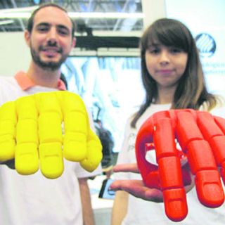Con impresoras 3D, crean prótesis de brazo para niños