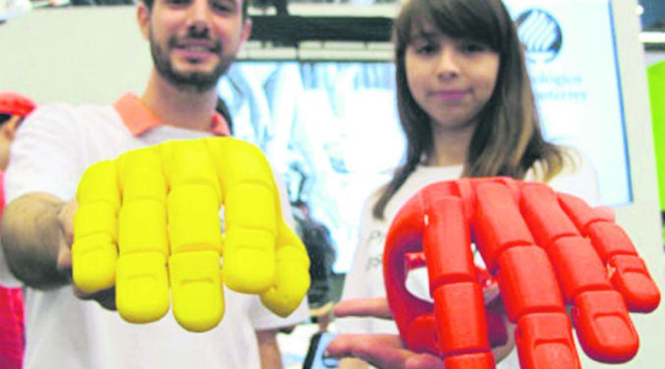 Equipo. Santiago de Cosla y Priscila Medina forman parte del equipo de Enable Tec, que crea prótesis mecánicas para niños. ESPECIAL /