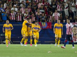 Eduardo Vargas es felicitado por sus compañeros luego de anotar el tanto que les otorgó el título. MEXSPORT / V. Posadas