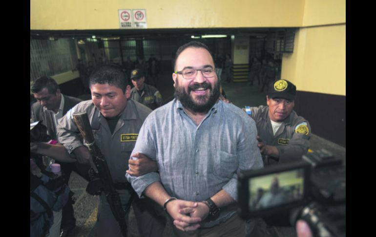 Preso, pero feliz. El ex mandatario de Veracruz ha portado una gran sonrisa ante los medios la mayor parte del tiempo. AP /