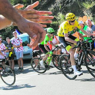 Froome supera falla y sigue líder